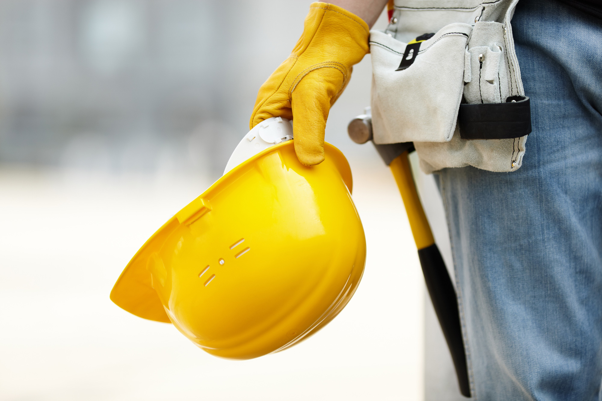 worker holding helmet with General Contractors, Builders, and Home Improvement Contractors Insurance Options in Santa Clara, Fremont, Hayward, Berkeley, San Francisco, Oakland, CA, and throughout the Bay Area